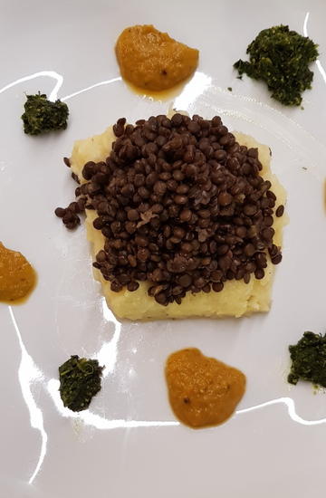 black lentils on potato mash